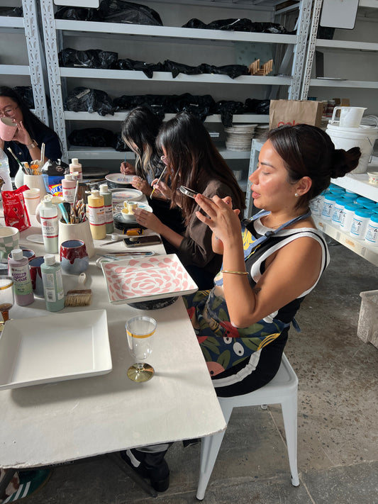 Colouring pottery